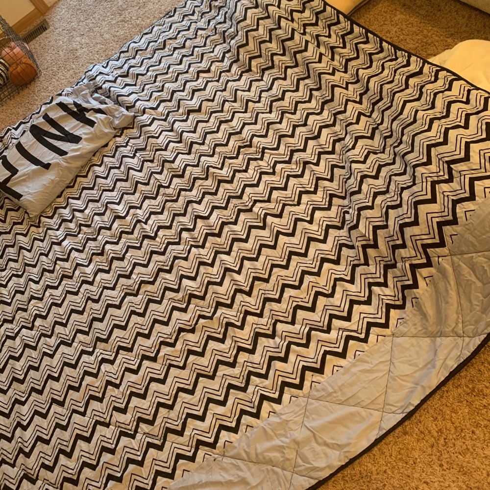 Sold!!! Full/queen size PINK comforter!